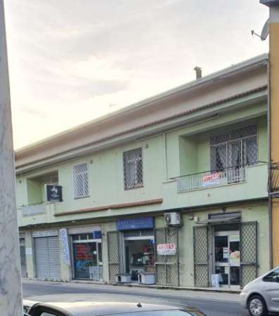Foto Affittasi locale commerciale con ampio parcheggio