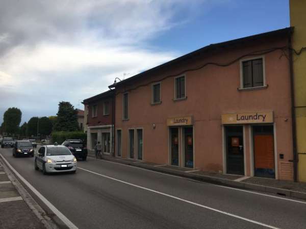 Foto Affittasi locale uso negozio - studio - ufficio in Castelnuovo del Garda