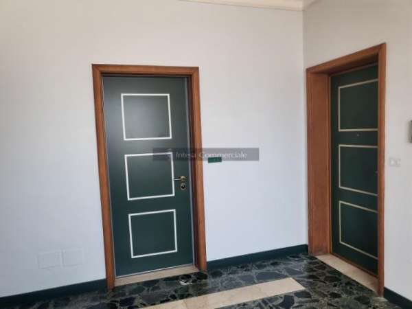 Foto Affittasi luminoso ufficio ristrutturato