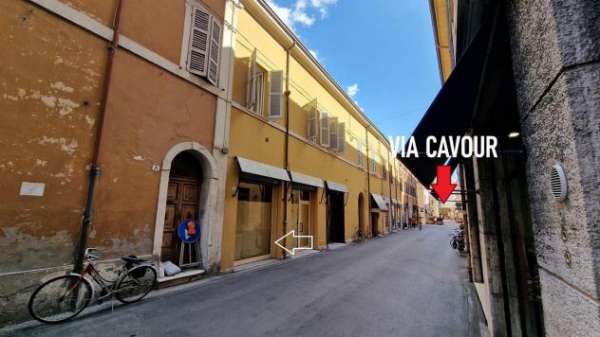 Foto Affittasi negozio Centro Storico adiacente via Cavour