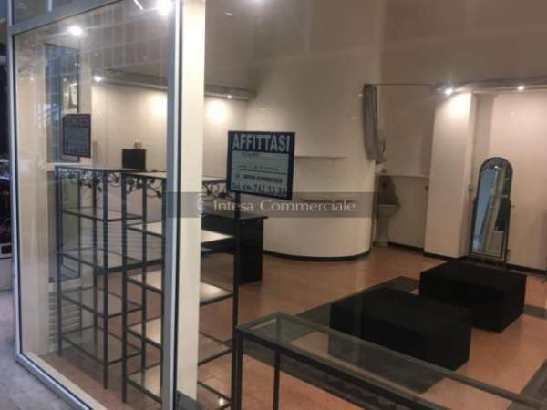 Foto Affittasi Negozio con 2 vetrine, circa 40 mq nel centro Storico di Crema