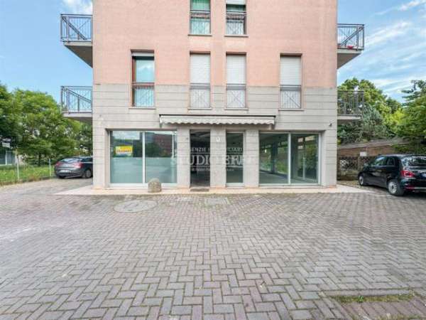 Foto Affittasi negozio con vetrine zona viale randi ospedale Ravenna