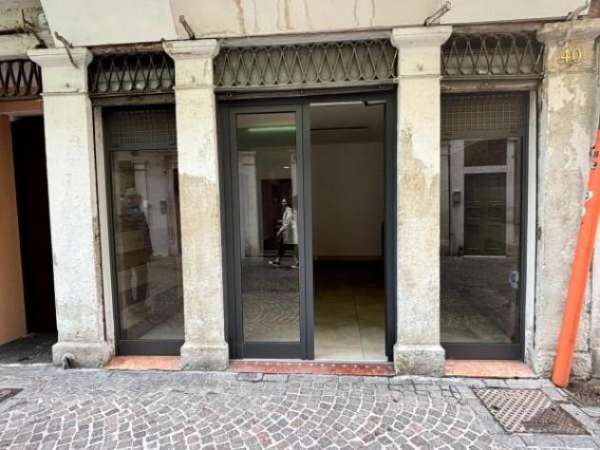 Foto AFFITTASI NEGOZIO IN CENTRO STORICO  VIA OREFICI