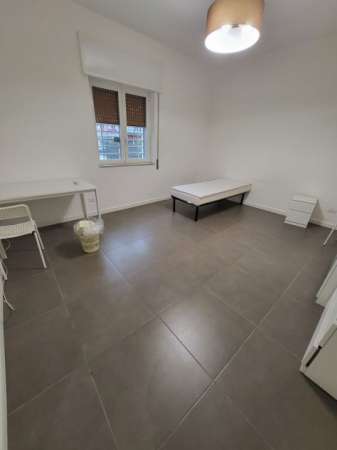 Foto Affittasi stanza in zona picone a 5 minuti dal policlinico