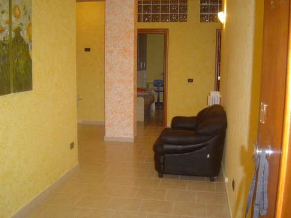 Foto AFFITTASI stanza singola per ragazza arredata visionabile subito zona Ospedale