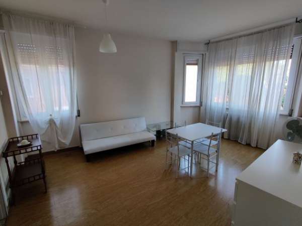 Foto Affittasi TRILOCALE con Doppi Servizi Vicinanze Centro e Stazione FS