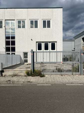 Foto Affitto 100 mq con piazzale e ingresso indipendente