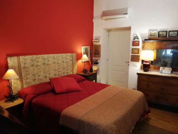Foto Affitto ampia camera bagno privato AC luglio e agosto a Materdei