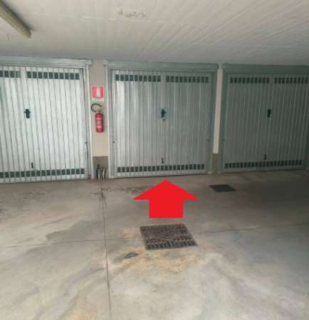 Foto AFFITTO BOX DOPPIO per auto o uso magazzino a VERANO BRIANZA