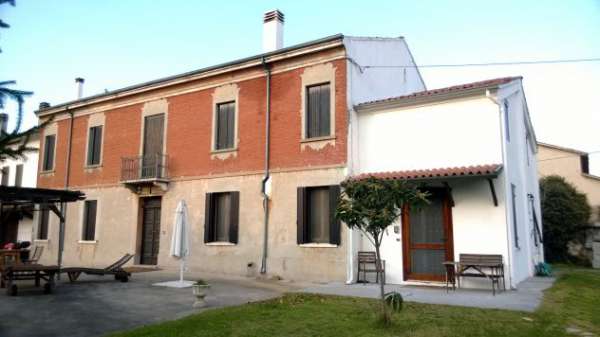 Foto AFFITTO CASA ACCOSTATA, patronale di testa (su due piani), libera su 3 lati.