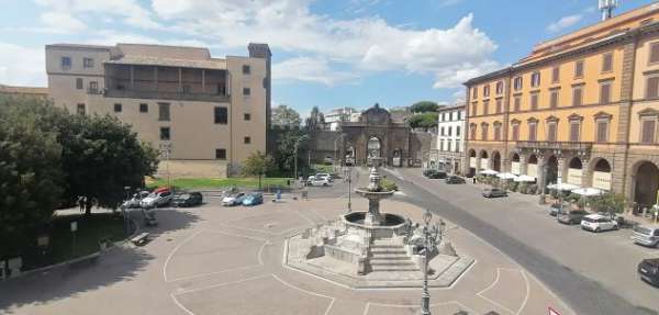 Foto Affitto di camera in piazza della Rocca, 2