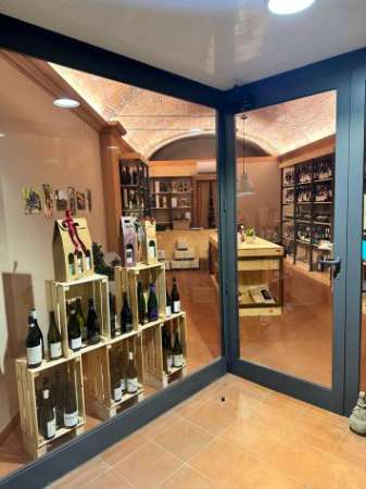 Foto Affitto fondo commerciale ampia vetrina via del borghetto