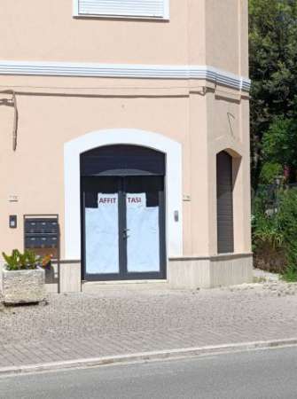 Foto Affitto locale commerciale / ufficio in via Salaria, 70