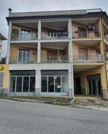 Foto Affitto LOCALE COMMERCIALE GRANDE VISIBILITA'