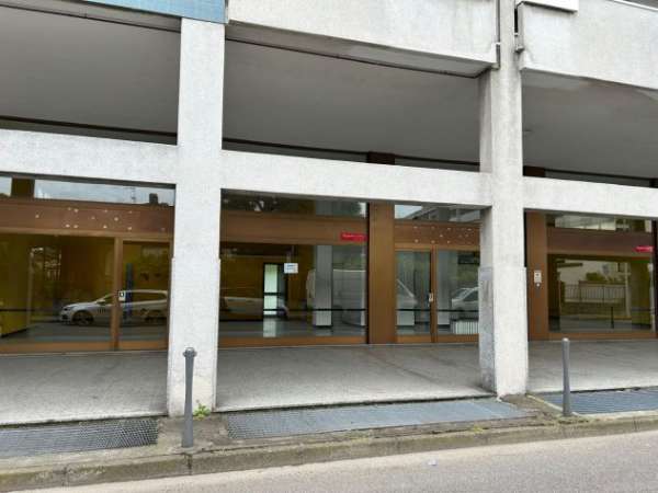 Foto Affitto negozi con possibilit  di magazzini e/o laboratorio.