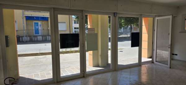 Foto affitto negozio/ufficio/bar/gelateria/gastronomia/pizzeria/ecc.
