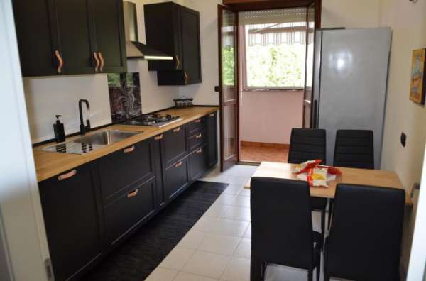Foto Affitto stanza con bagno privato in appartamento