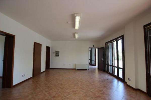Foto Affitto Ufficio da 84 mq  in VIA COLLODI