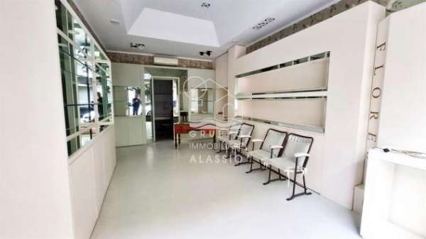 Foto Alassio  In posizione centralissima, su una via di forte passaggio, proponiamo in affitto locale commerciale di circa 33 mq.