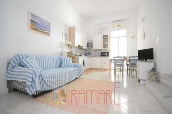 Foto Alassio, ampio bilocale con spazio esterno ad uso TURISTICO