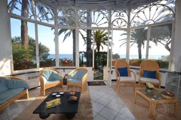 Foto Alassio, fronte mare con giardino privato e posto auto