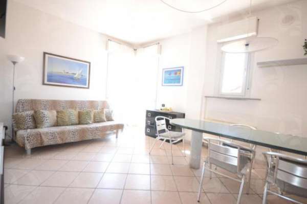 Foto Alassio, trilocale vista mare con posto auto