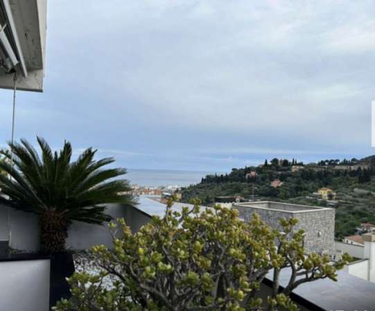 Foto ALASSIO BELLISSIMO BILOCALE IN CONTESTO PRESTIGIOSO CON BOX E PISCINA