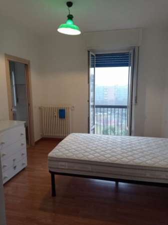 Foto Ampia camera arredata con bagno privato