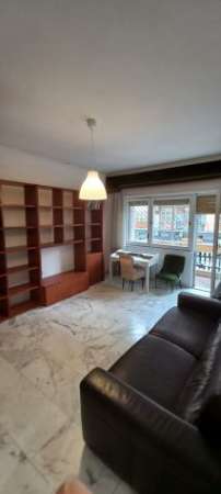 Foto ampia camera con bagno privato e balconcino