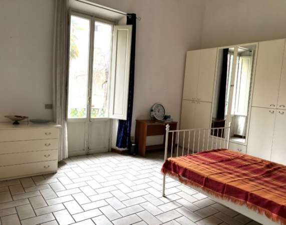 Foto Ampia camera con Giardino in zona Cure