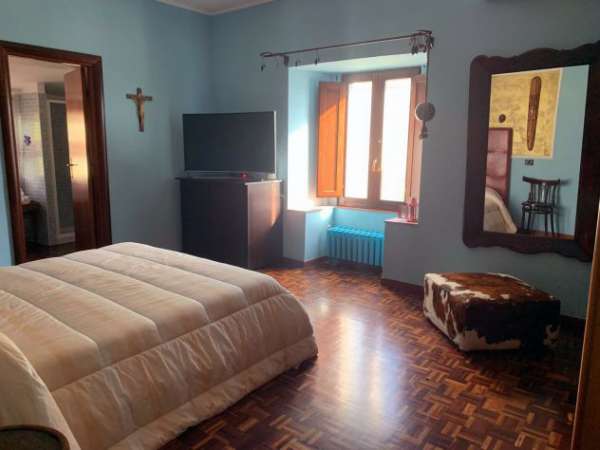 Foto Ampia camera in affitto in appartamento con spazi condivisi e spazi esterni