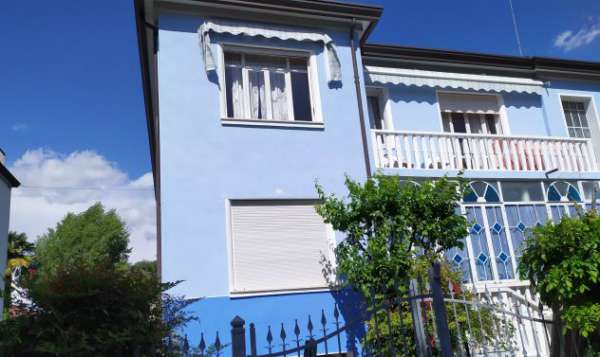 Foto Ampia camera matrimoniale uso singola