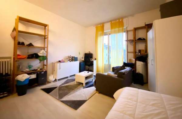 Foto Ampia camera singola ammobiliata