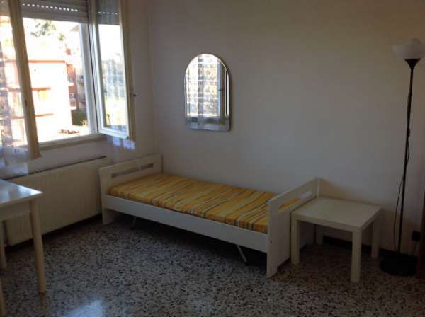 Foto Ampia camera singola in bilocale arredato in via Flarer