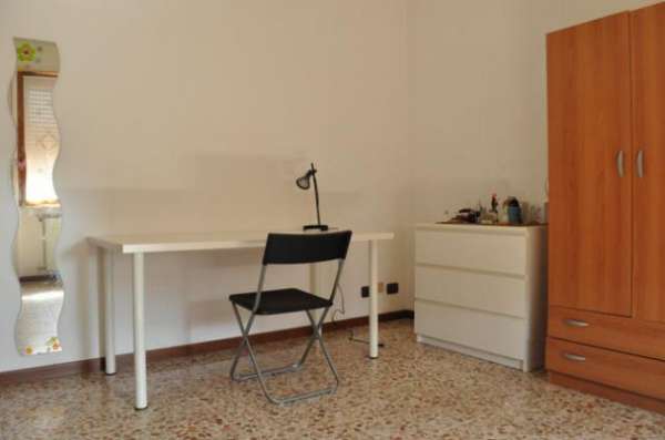Foto Ampia camera singola per studenti