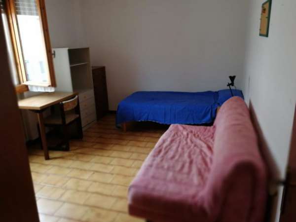 Foto Ampia camera singola zona Campus - Montebello