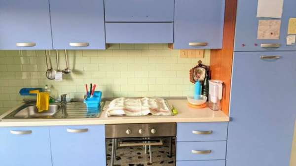 Foto Ampia camera studentessa appartamento ristrutturato