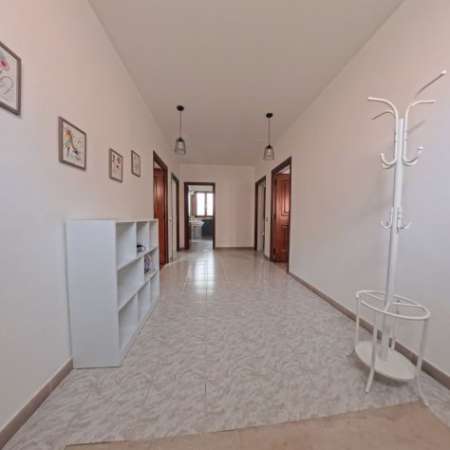 Foto Ampia casa semindipendente arredata - � 900,00