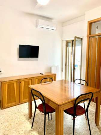 Foto AMPIA STANZA DOPPIA CON BALCONE VIC. ATENEO BARI