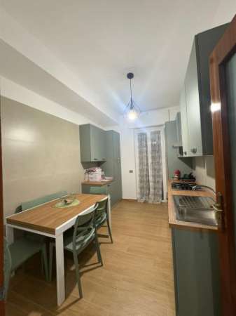 Foto AMPIA STANZA DOPPIA CON BALCONE VIC. ATENEO BARI