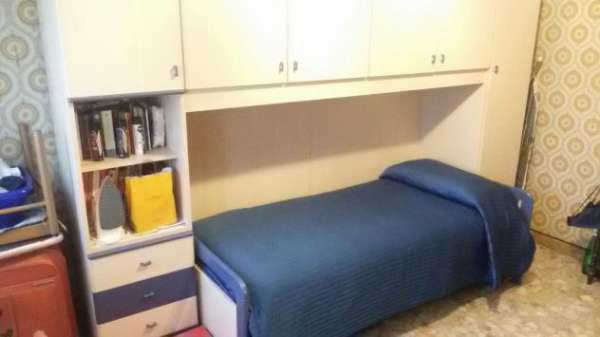 Foto Ampia stanza luminosa vicino alla stazione