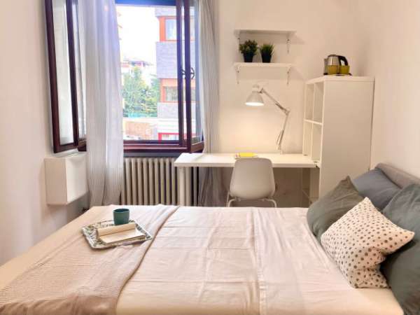 Foto Ampia stanza matrimoniale uso singola con utenze, spese e servizi inclusi
