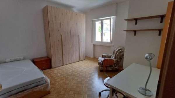 Foto Ampia stanza singola in appartamento ristrutturato a nuovo