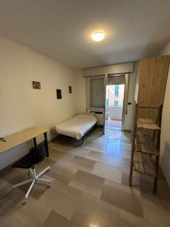 Foto Ampia stanza singola in zona CENTRALE