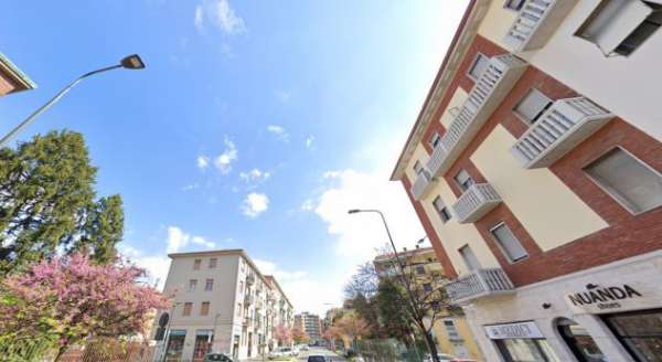 Foto Ampio bilocale con triplo balcone-comodo per MM1