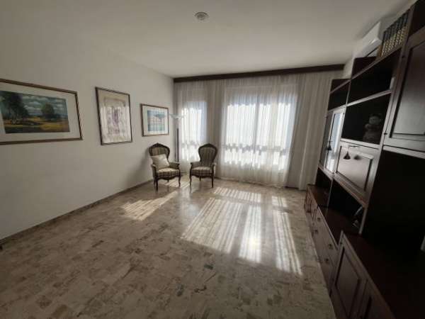 Foto AMPIO BILOCALE DI 87 MQ ZONA VIALE CORSICA
