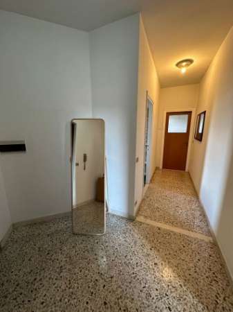Foto AMPIO E LUMINOSO TRILOCALE A BESANA BRIANZA CON DUE BALCONI