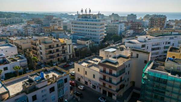 Foto Ampio Locale Commerciale ad Angolo con Parcheggio Privato