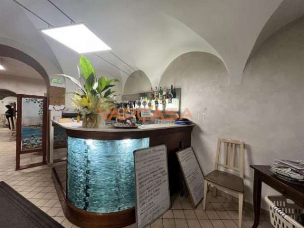 Foto AMPIO LOCALE COMMERCIALE USO NEGOZIO-UFFICIO-RISTORANTE