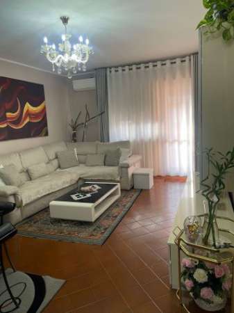 Foto Ampio trilocale con garage libero subito.